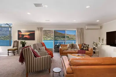 Image de Incredible Three Bedroom Three Bath Lakeside Home