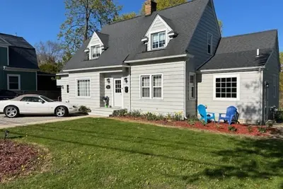 Image de Newly renovated 5 bedroom Cape Cod home great for gatherings of family & friends