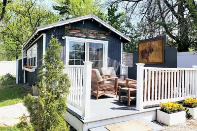 Image de Cherry Street Guesthouse with private wooded yard & firepit, 3 blocks to town! \n