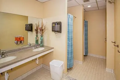 Image de Comfortable condo with fireplace, pool, and sauna access - near slopes