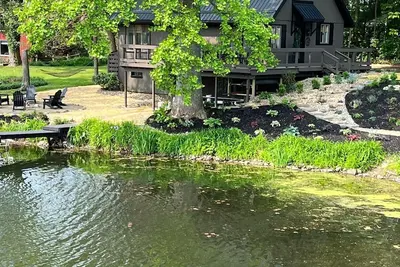Image de Edgewater Escape…Cozy waterfront cottage nestled in the center of Edinboro!