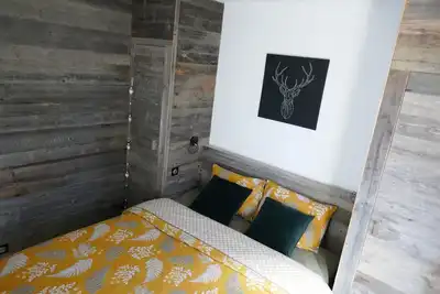 Image de Chalet on a wooded and closed ground facing south