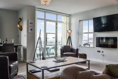 Image de Superb apartment with a harbour front location and sea views, close to shops and supermarkets.