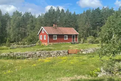 Image de Cozy cottage in the middle of the forest near large bathing lake in Blekinge 500 m from St. Alljungen.