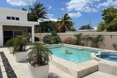 Image de 3bd\/2b-w\/2 Kingsize bedrooms-House-Near Beach-Pool-Hottub-Lrg Patio-pet friendly