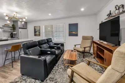 Image de Mustang: Theater Chairs/Walk to A&M/Comfy King Bed