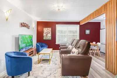 Image de Legends: 1st Floor/2 Bdrm, Walk to A&M, King Beds