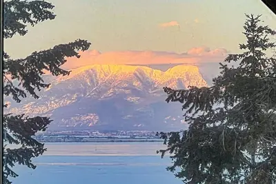 Image de Lake View Luxury - Paddle boards - Firepit - Fish, Hike, Ski. Montana Paradise!