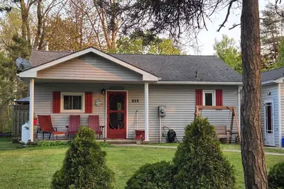 Image de Cozy, Long Point family cottage just a 2 minute walk to the beach