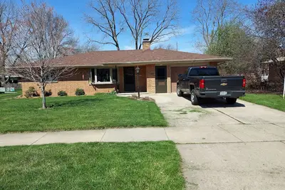 Image de Single story, no steps, wide open living. Very close to airport and lake!