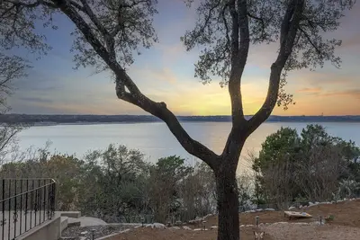 Image de Stunning lake view, hot tub, game room