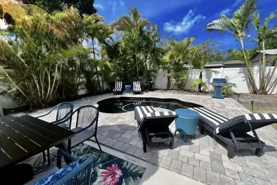 Image de Fun, Trendy, Tropical 3/2 Pool Home in South Tampa! Close to everything!