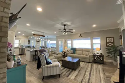 Image de Hidden Gem Waterfront home in gated Country Club community on Lake Conroe.