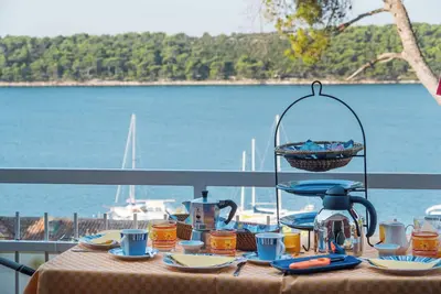 Upper floor apartment with sea view, balcony, garden, parking, air conditioning in every room. Room