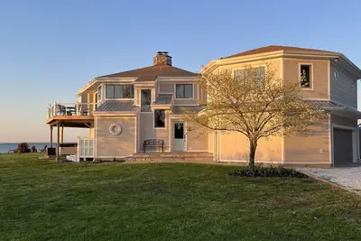 Image de Waterfront house with panoramic views from every room.