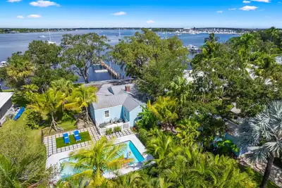 Image de Historic 1935 home directly on the River! 167' New Dock, Walk to Downtown, Pool