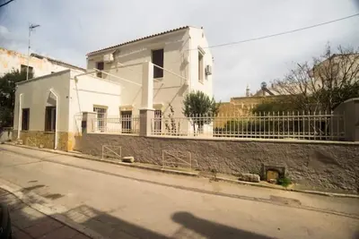 Image de Two-storey recently renovated garden house. Family-sized 15' from the center