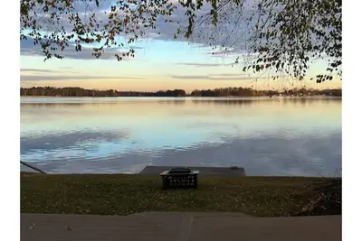 Image de Cozy 3 bedroom fully furnished lake view house!