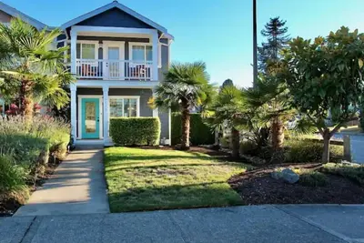 Image de The Blue Ruby - nestled in Point Defiance