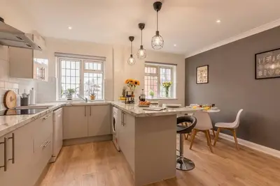 Luxury Southampton house with garden and parking