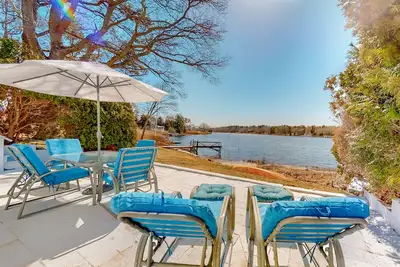 Image de Single-level riverfront retreat, electric fireplace, & washer\/dryer