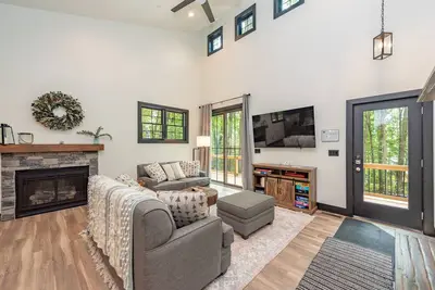 Image de Stylish Cabin w/ Hot Tub, Fire Pit & Forest Views