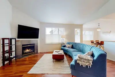 Image de Dog-friendly home with enclosed yard, fireplace, W/D, central Ac, & streaming