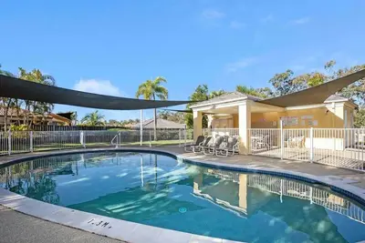 Modern & Comfy ~ 5★ Location ~ 🎡Theme Parks ☀Pool