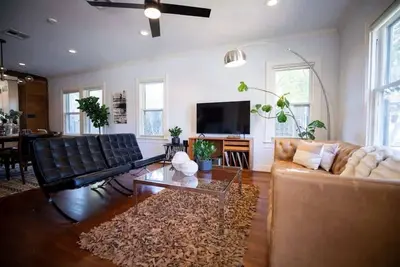 Image de mid-century modern bungalow w/outdoor hot tub