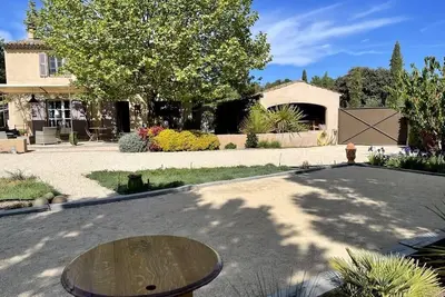 Image de Villa à Rognes avec grand jardin et jacuzzi