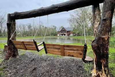 Image de Modern 5 bedroom house is a perfect vacation rental for those looking to escape