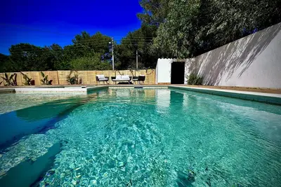 Image de Villa avec piscine, jacuzzi et terrain de pétanque.