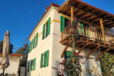 Image de Charmantes, Denkmalgeschütztes Haus in Traumhafter Lage mit Meerblick