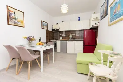 Image de Appartement dans Omiš avec terrasse, Climatisation, Wifi, Machine à laver (5129-1)