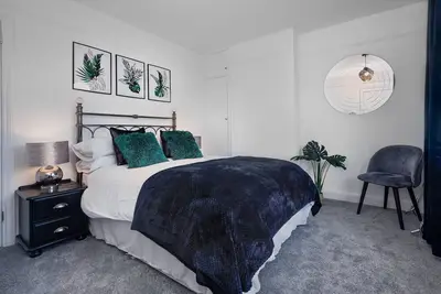 Image de Maison-Moderne-Salle de bain privée séparée-Vue sur Rue
