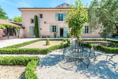 Image de Mas (5 ch) de luxe avec piscine chauffée dans un jardin idyllique