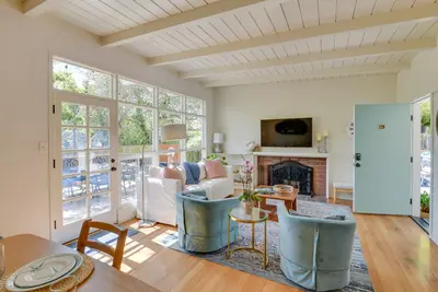 Image de Vacation Rental Home ~ 1 Mi to Carmel Beach!