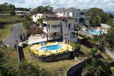 Image de 2 Bdr 3 Beds Villa w/Pool and Jacuzzi - 2 minutes from the beach!