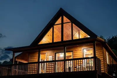 Image de Cozy Creekside Cabin - Sleeps 6 - Perfect for campfires & making memories