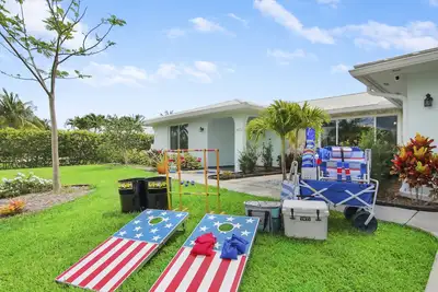 Image de Updated Stuart home in waterfront community with private backyard, pool & lanai