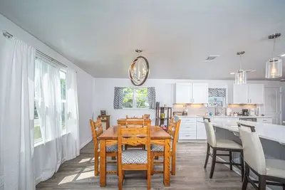 Image de The Walkable Cozy | 3 Bed, 2 Bath