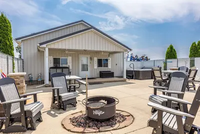 Image de Lake Shelbyville Country Cottage w/ Hot Tub - 5 minutes from Lake