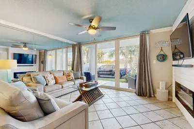 Image de 1st-floor condo near the beach with outdoor pool, tennis court & furnished patio