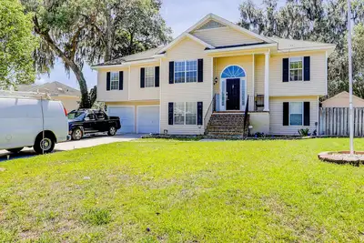 Lovely waterfront apartment on creek inlet with dock - dog-friendly