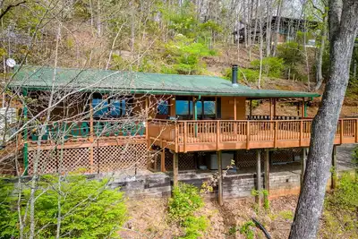 Image de Private cabin with breathtaking mountain view, large deck, fireplace & firepit