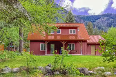 Image de Inviting riverfront home with fireplace, mountain view & W/D - dog-friendly