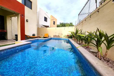 Image de Dog-friendly home with washer/dryer, private pool, & rooftop deck