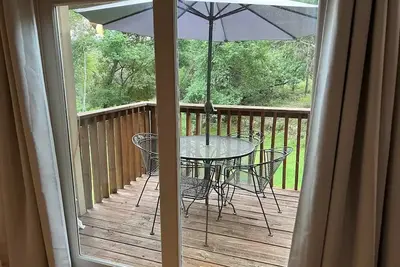 Image de Lovely 2/2 Nature Lodge near Downtown with Firepit