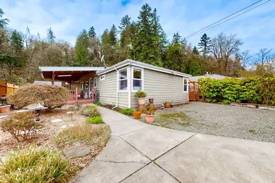 Image de Dog-friendly riverfront home with patio, golf nearby, enclosed yard, & W/D