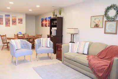 Image de Beautiful, Spacious Basement Suite, Sleeps 7